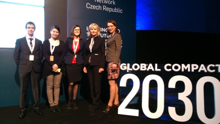 Marie Dohnalová a její diplomanti na Globálním summitu na téma CSR a udržitelné podnikání 4. května ve Veletržním paláci v Praze.